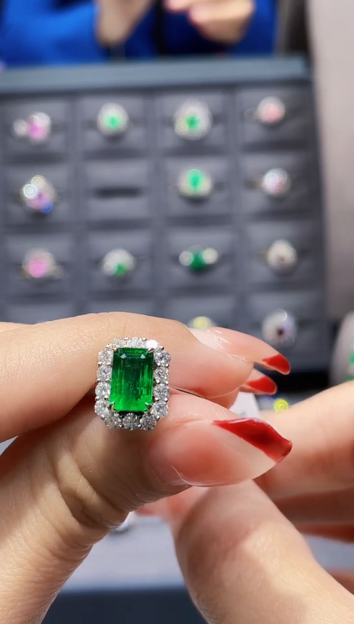 【闪购商品】祖母绿戒指18K金镶嵌1.49克拉