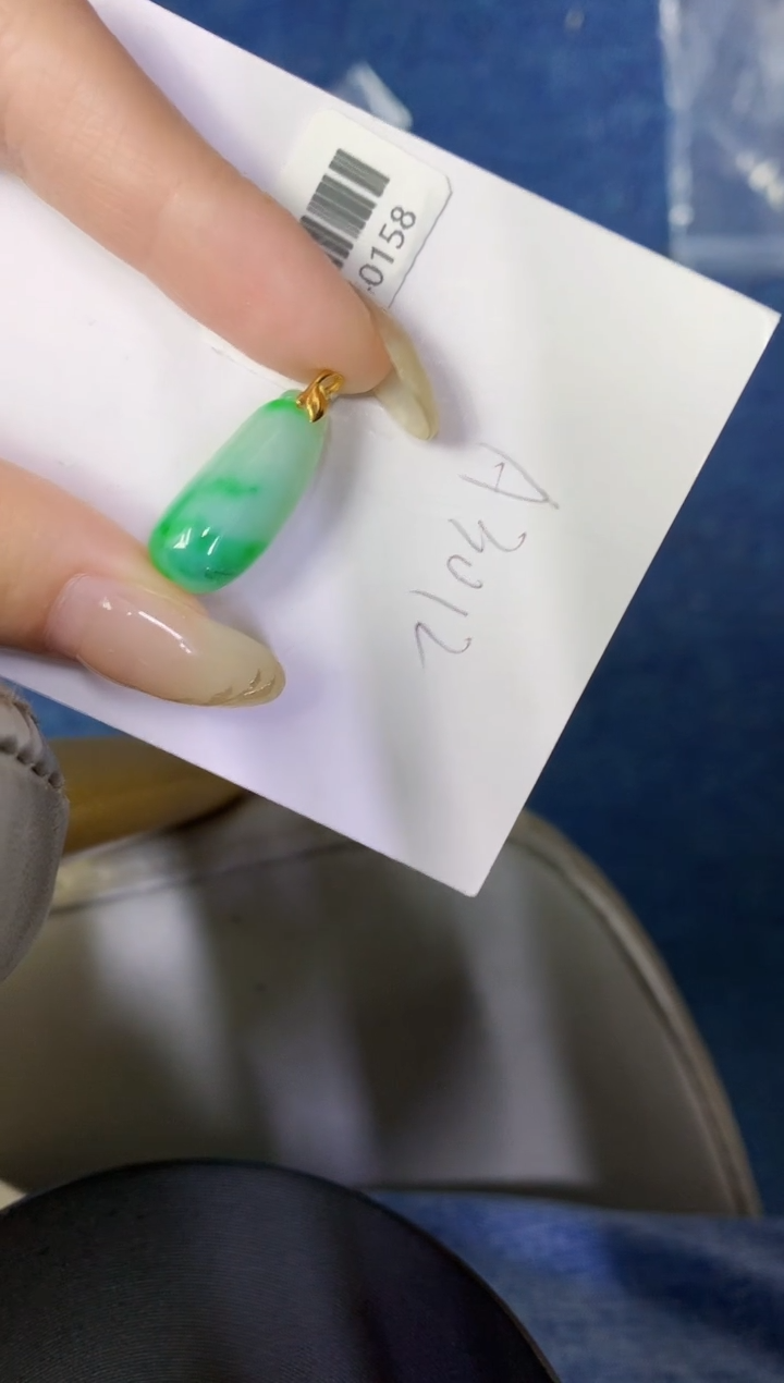 翡翠18K金镶嵌颈饰缅甸天然翡翠A货