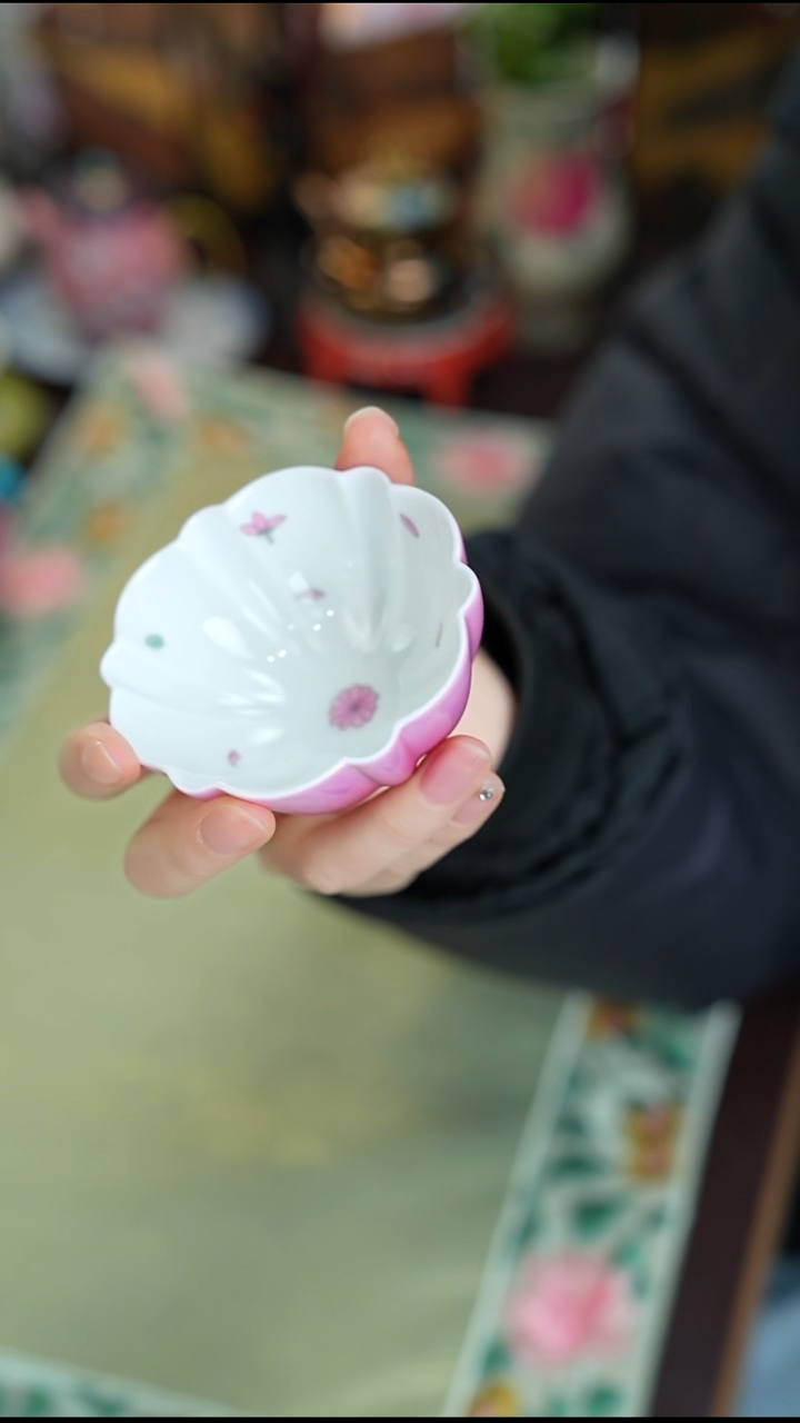 景德镇手工手绘雅圣粉彩花口杯