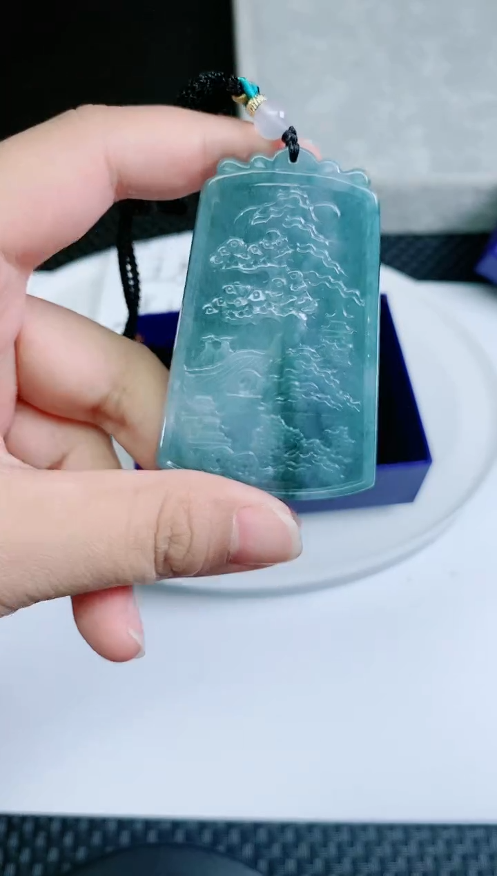 翡翠未镶嵌颈饰         