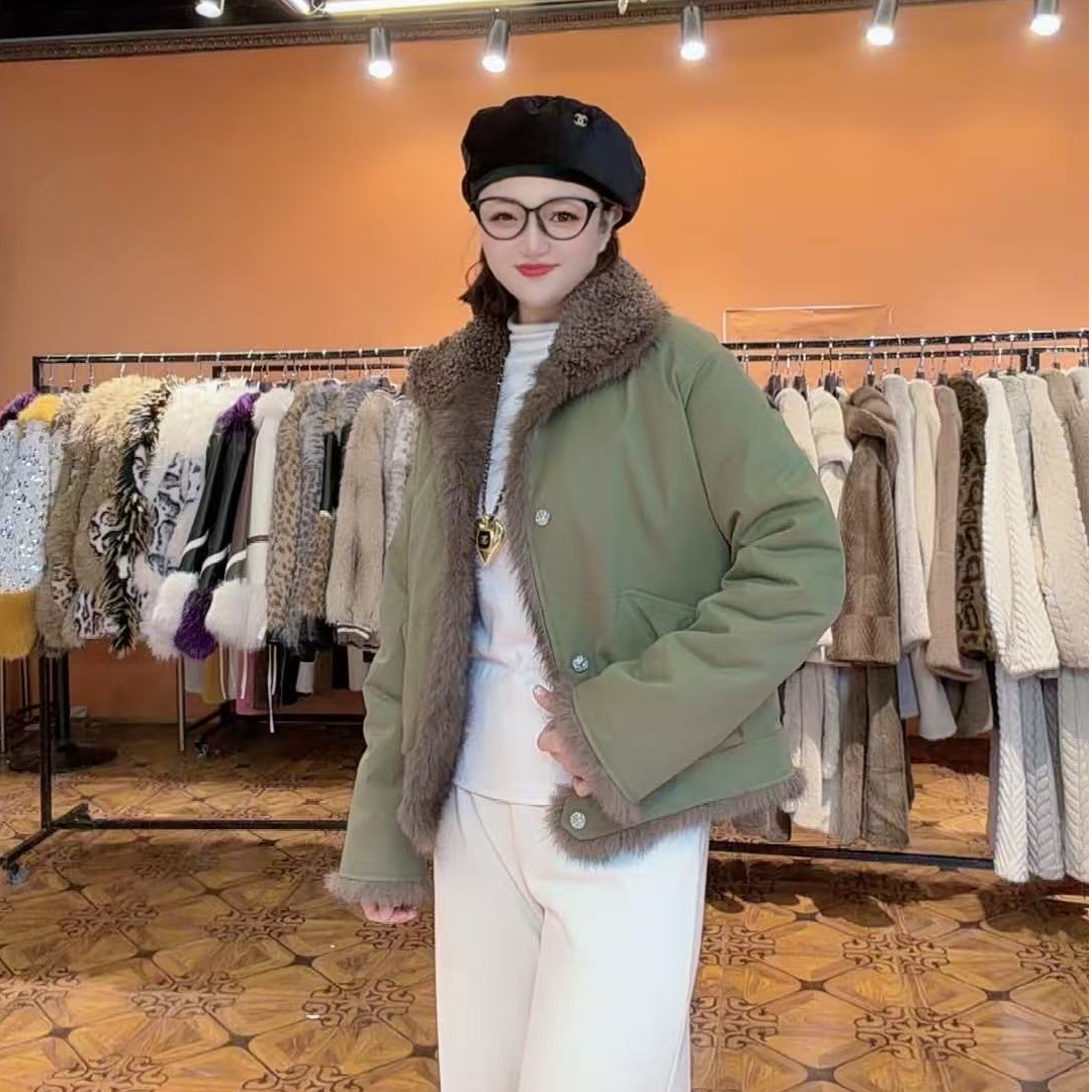 2025秋冬复古工装翻领宽松版保暖时尚女士外套