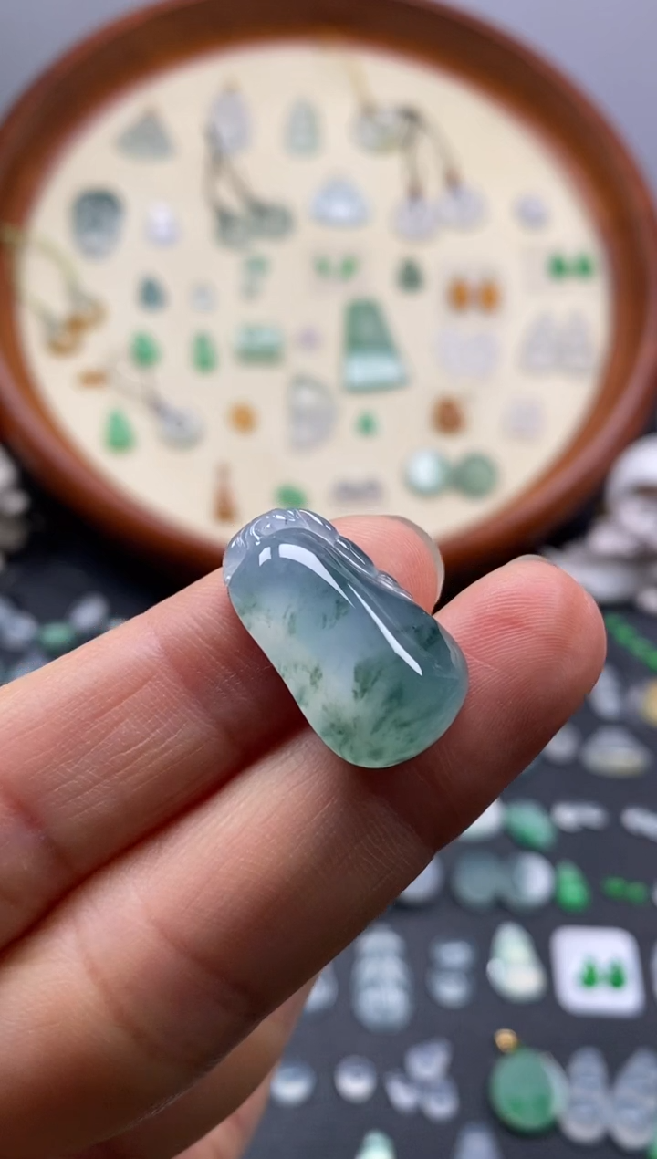 颈饰未镶嵌翡翠冰飘花福瓜/芬