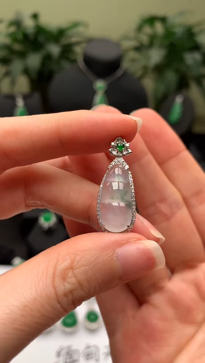 【闪购商品】翡翠颈饰18K金镶嵌福豆