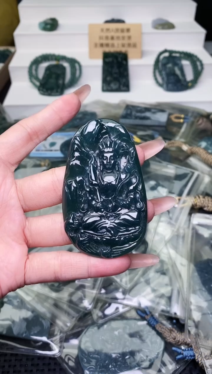 颈饰未镶嵌翡翠 