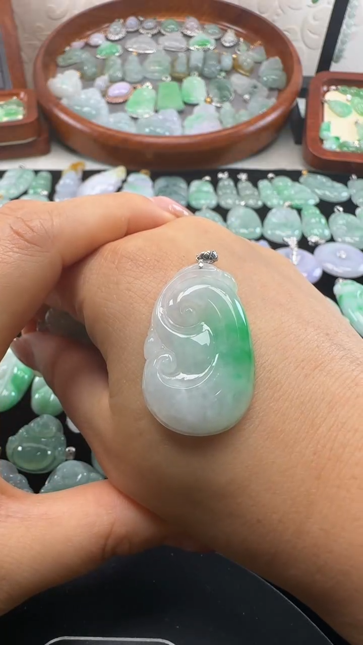 颈饰18K金镶嵌翡翠爱**凡如意