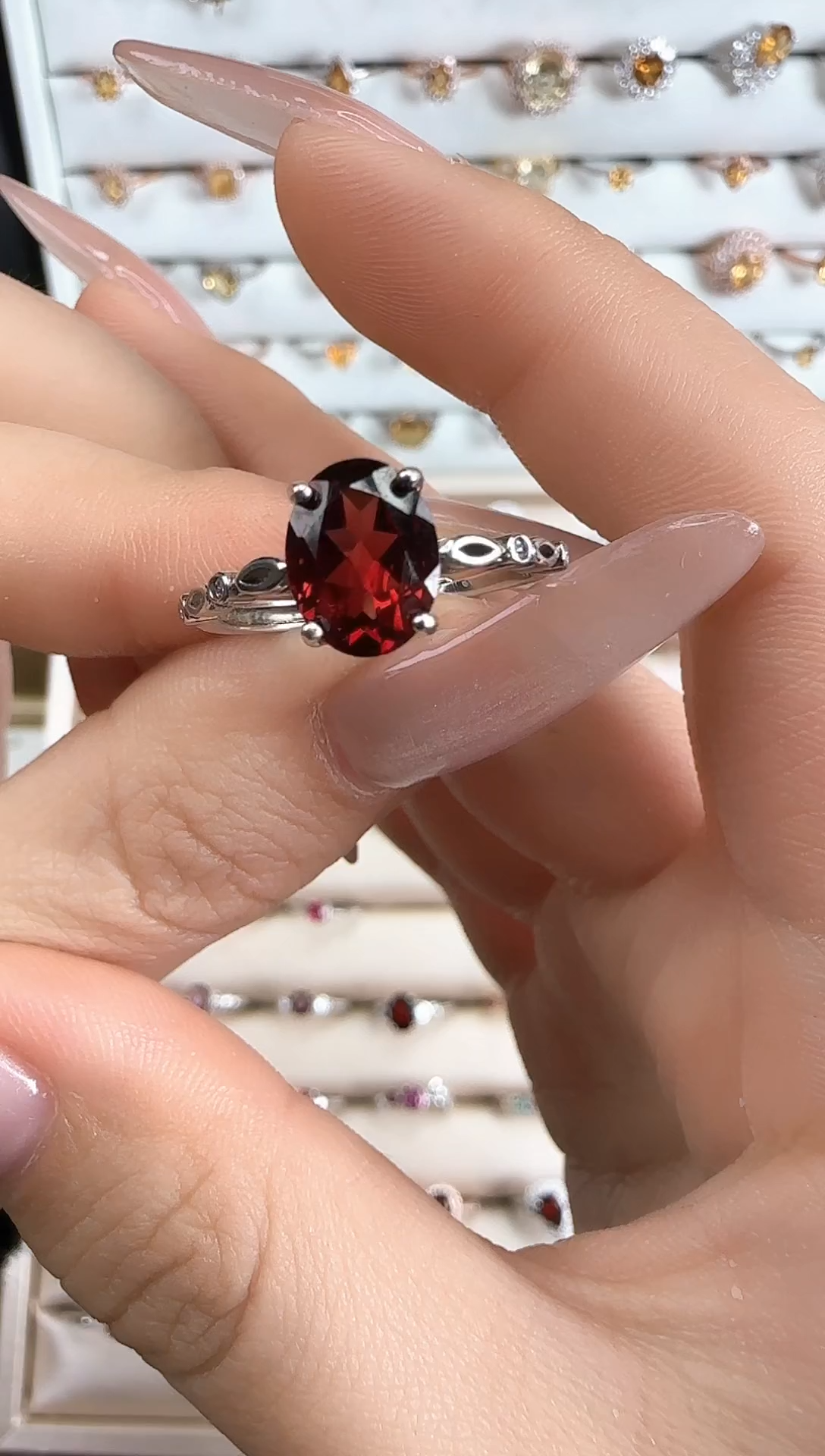 【闪购商品】石榴石戒指银S925镶嵌椭圆鸽血红石榴石戒指