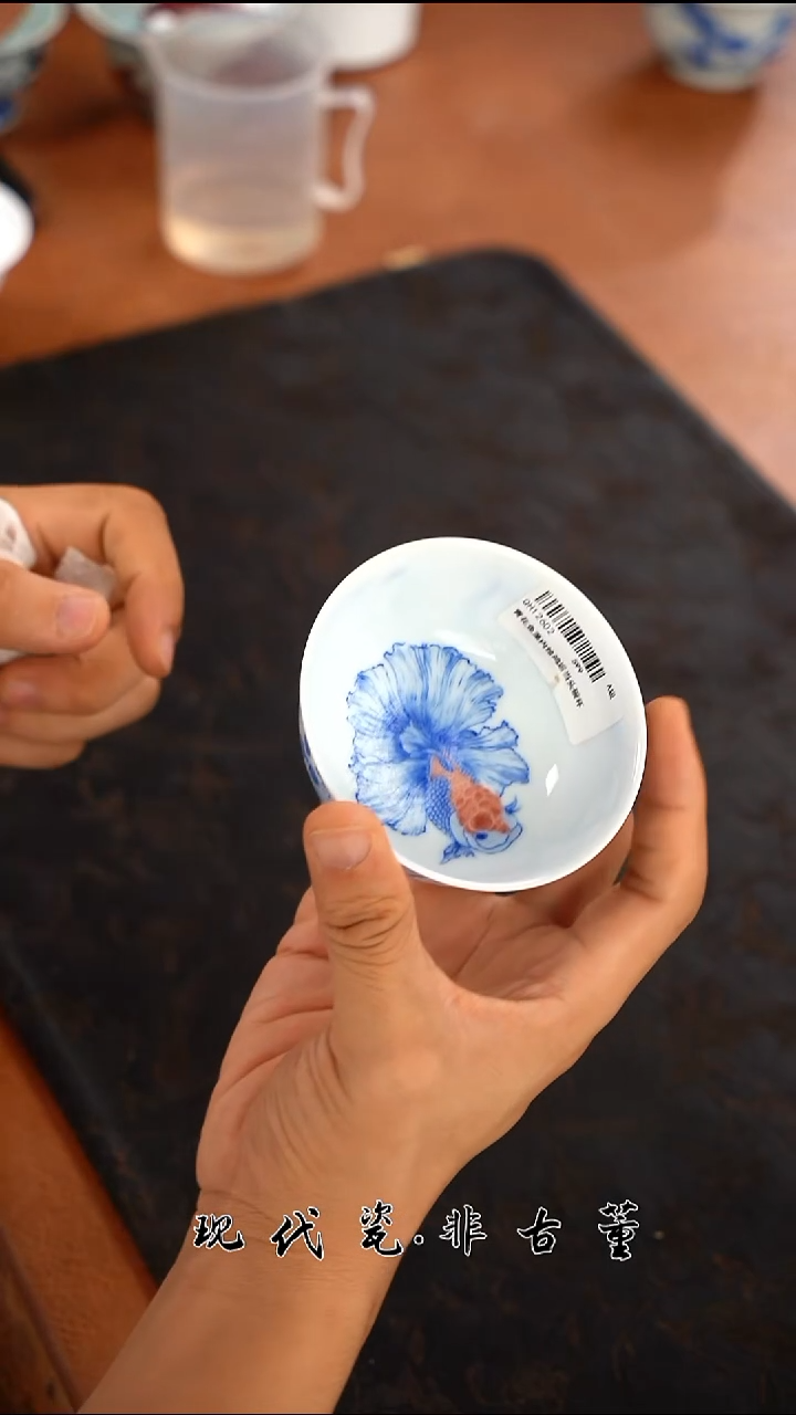 其他陶瓷正春堂青花兰寿鱼薄胎杯