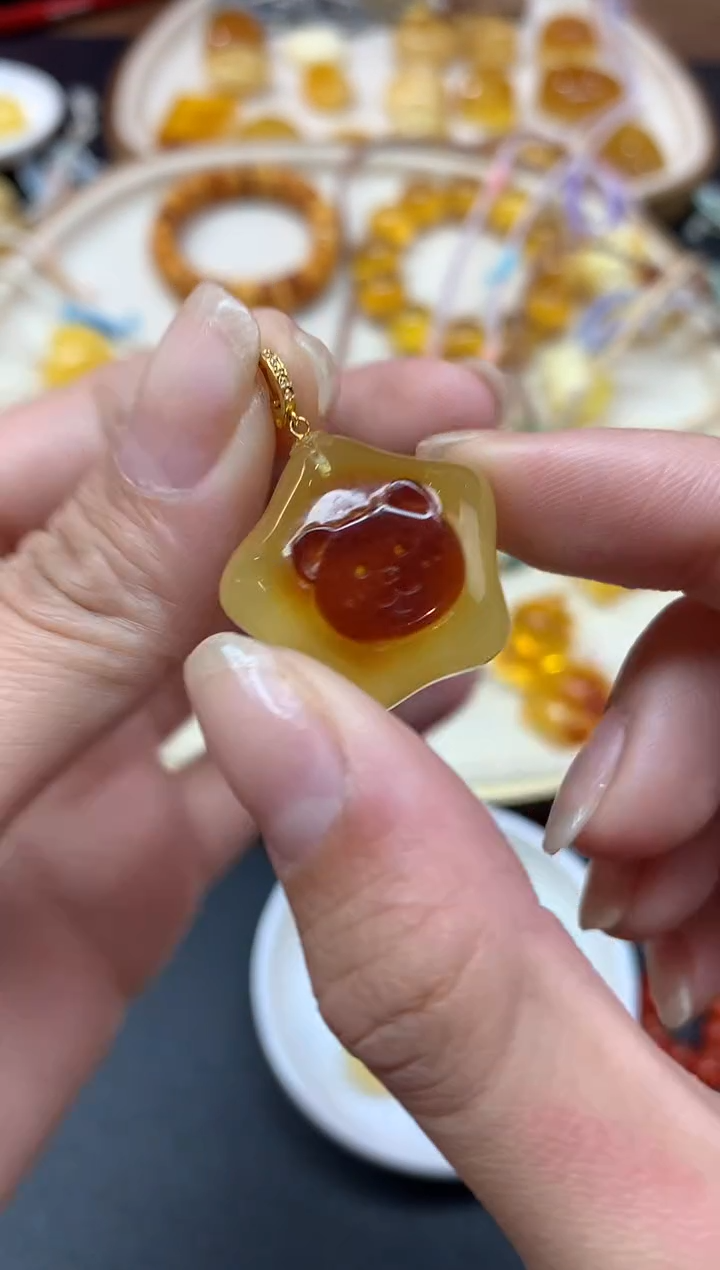 【闪购商品】蜜蜡裸石18K金镶嵌吊坠A212|1188