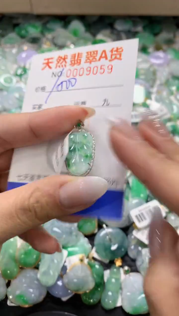 颈饰18K金镶嵌翡翠1111111111111111