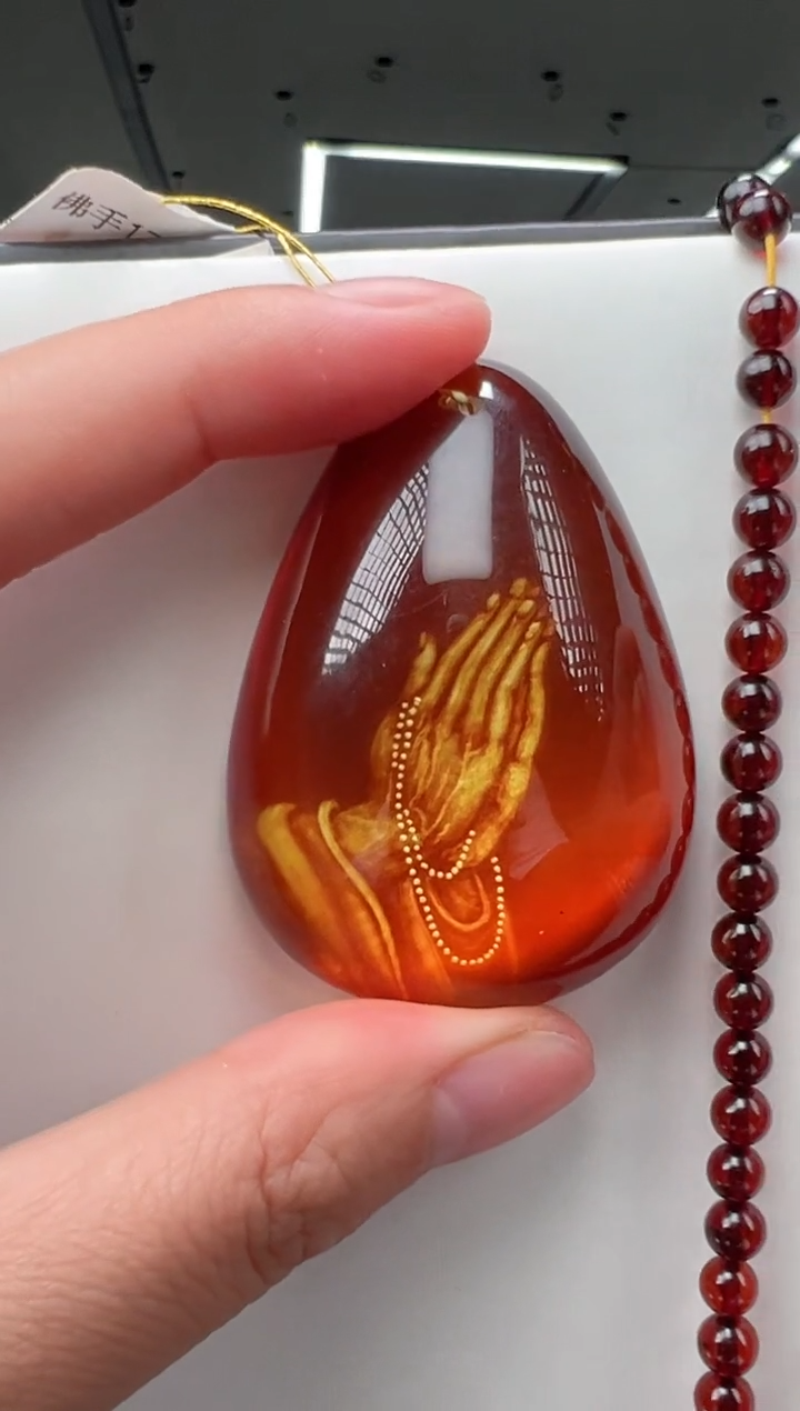 未镶嵌颈饰琥珀佛手
