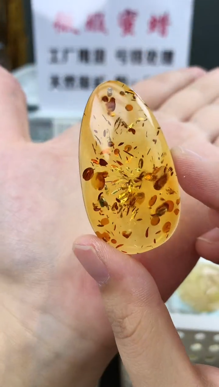 未镶嵌琥珀珠宝奇石93