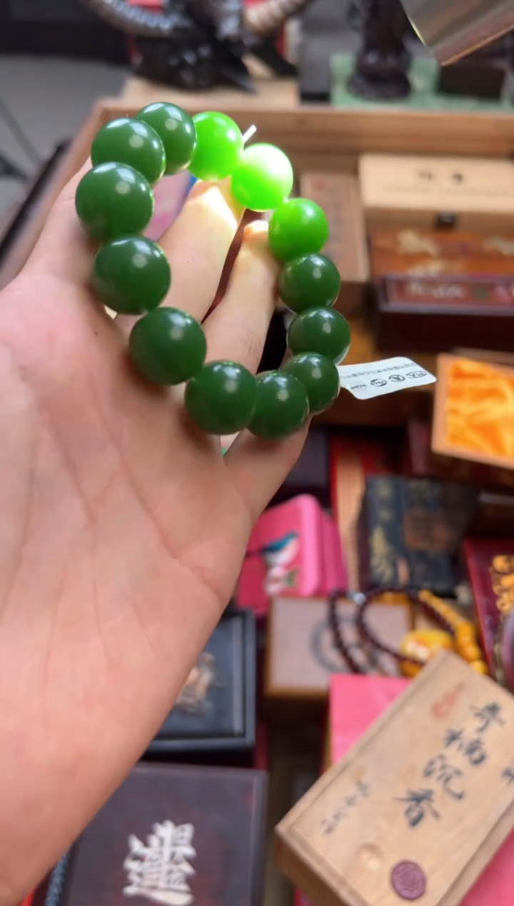 和田玉未镶嵌颈饰———————瓷——————碧玉手串