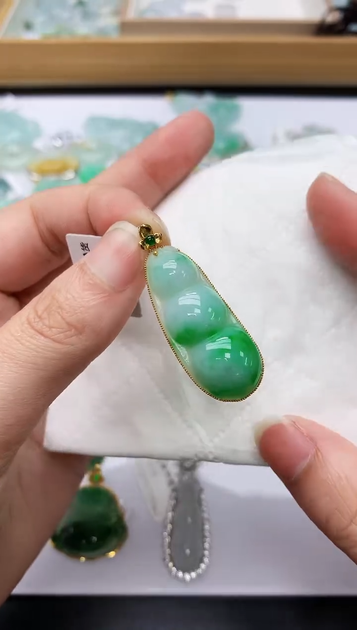 颈饰18K金镶嵌翡翠天然A货