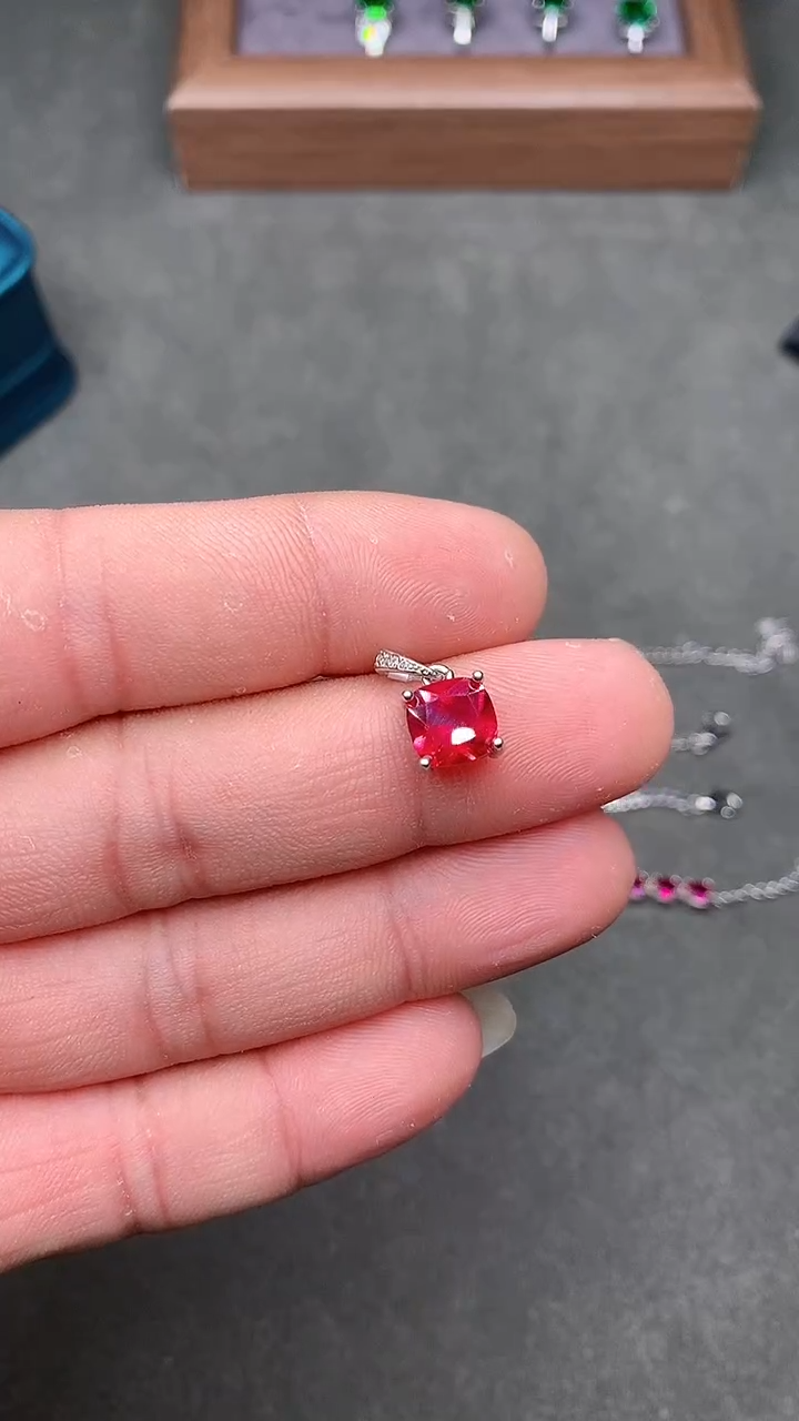 【闪购商品】红宝石颈饰银S925镶嵌............