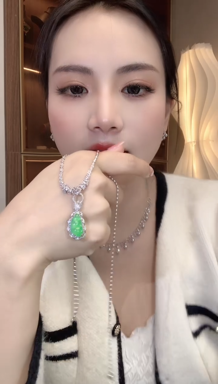 【闪购商品】翡翠吊坠(不含链)18K金镶嵌C28