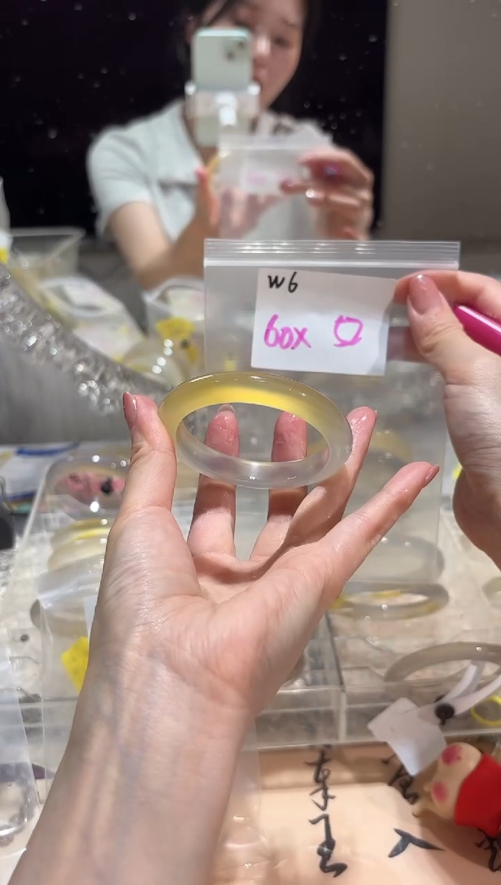 玛瑙/玉髓手镯未镶嵌微*爷W6