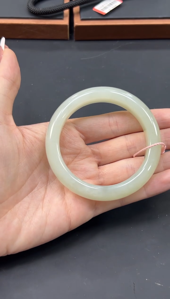 【闪购商品】和田玉手镯未镶嵌且末微色差近矿56手镯L