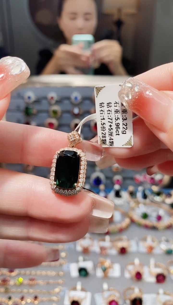 颈饰18K金镶嵌碧玺5.96