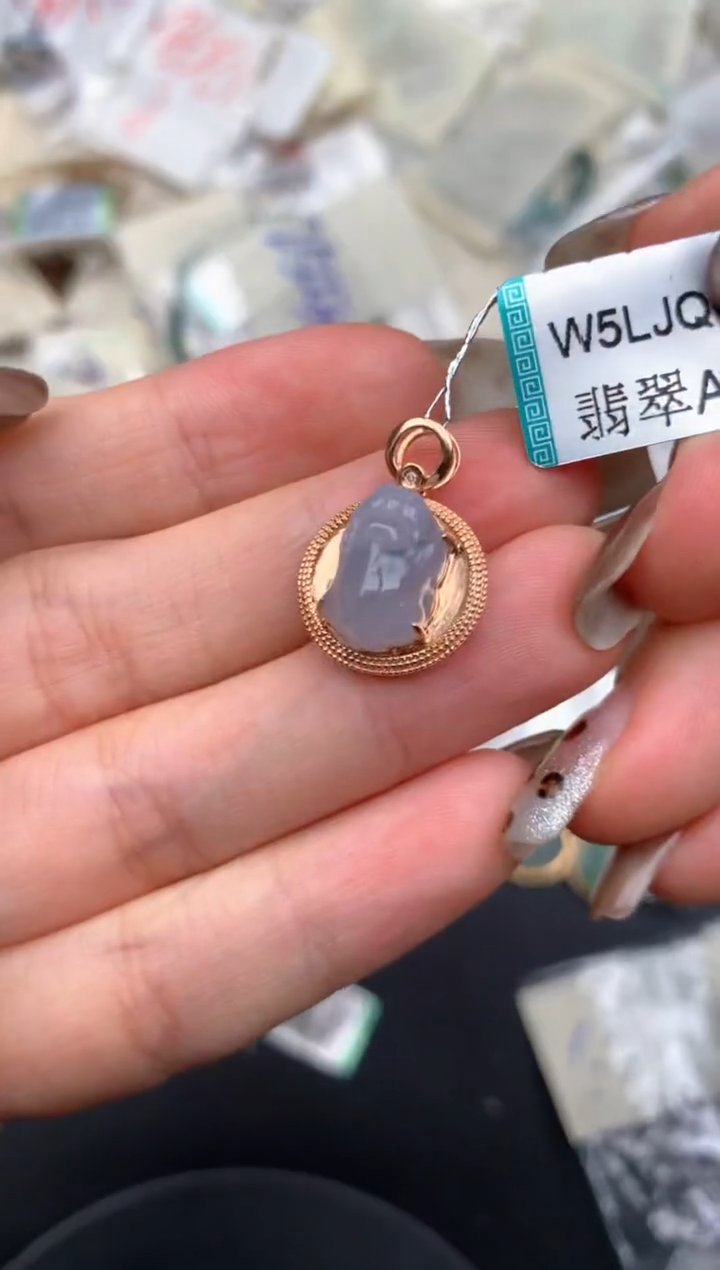 18K金镶嵌挂件翡翠一