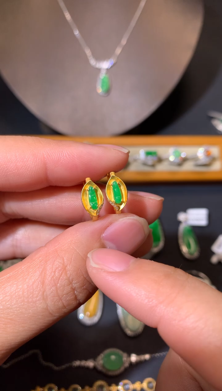 【闪购商品】翡翠吊坠(不含链)18K金镶嵌耳饰