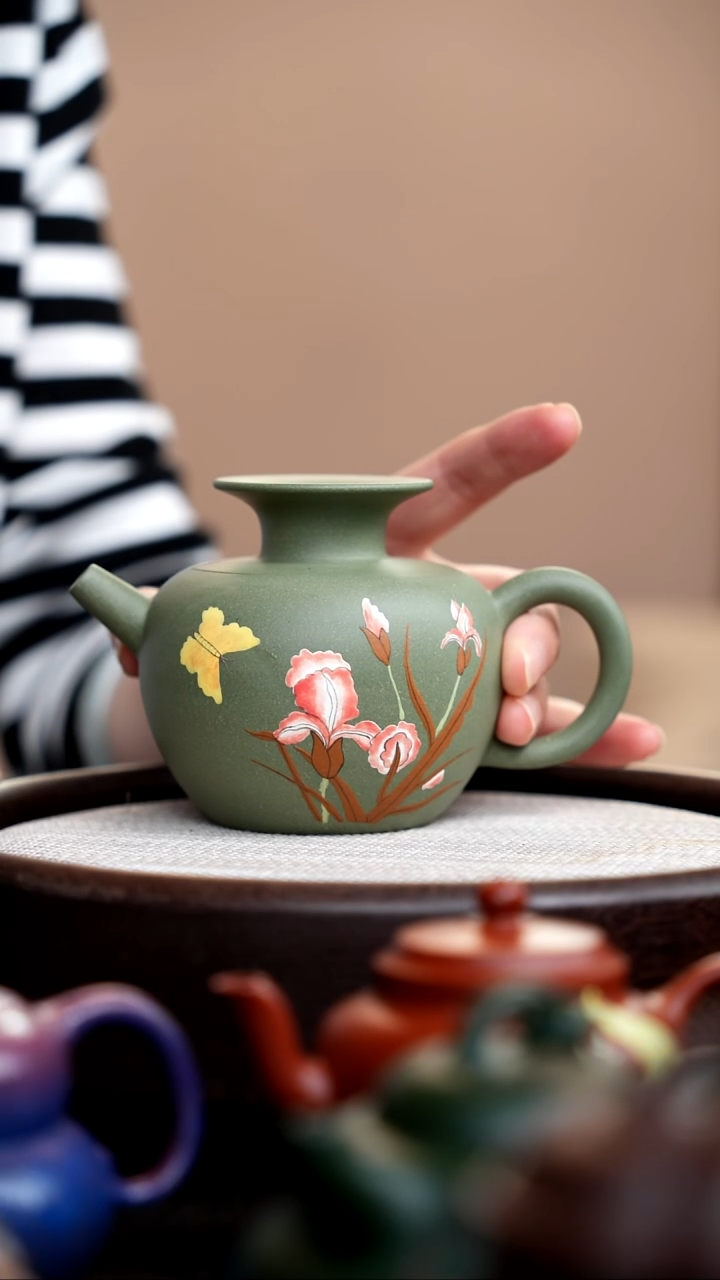 茶壶紫砂豆青砂公道壶泥绘蝶恋花