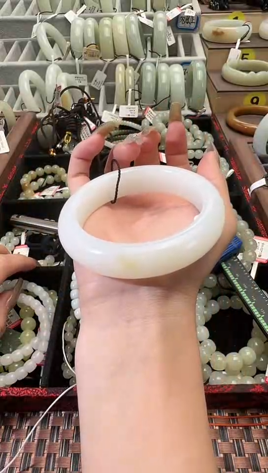 【闪购商品】和田玉手镯未镶嵌且末料金山白玉手镯55+