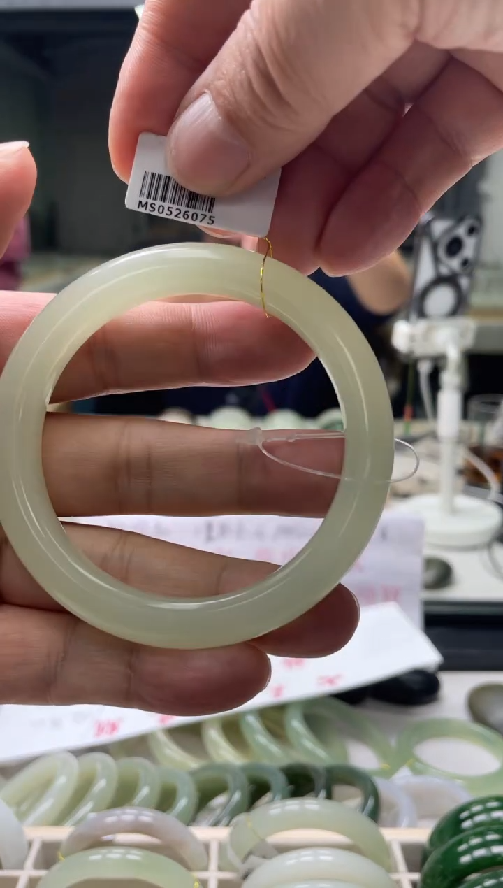 【闪购商品】和田玉手镯未镶嵌60-61-62圈口6075