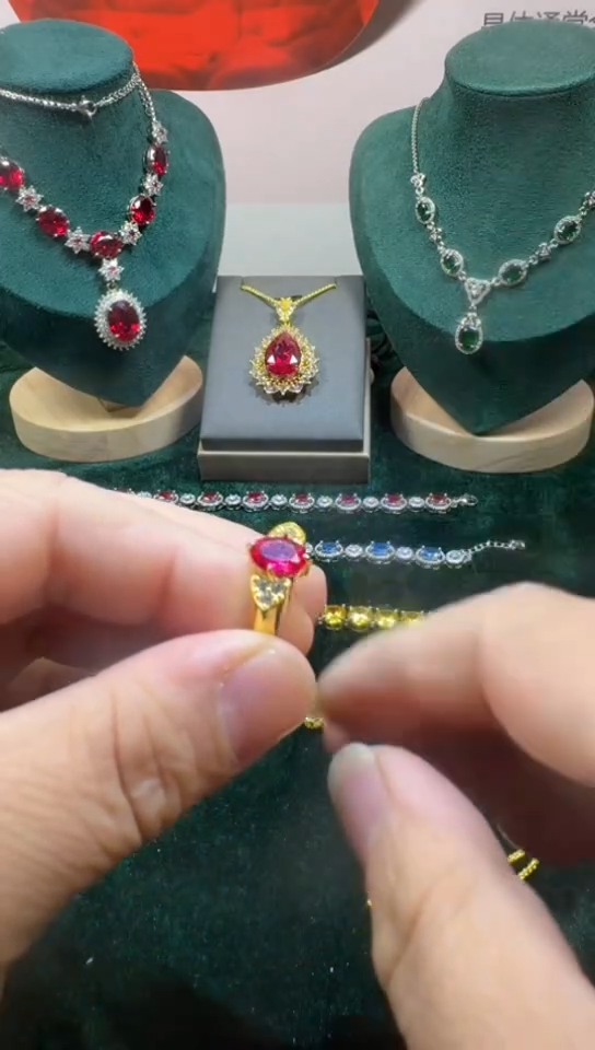 18K金镶嵌戒指红宝石0