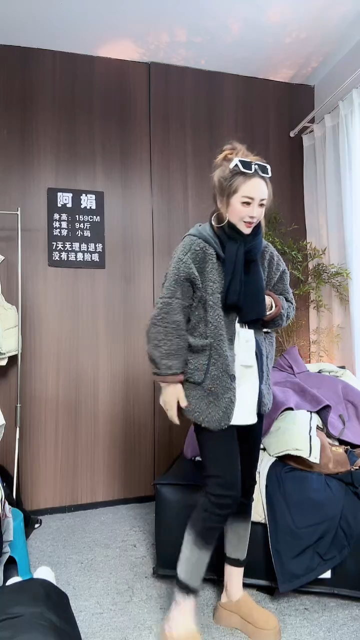 3580灰色毛外套。