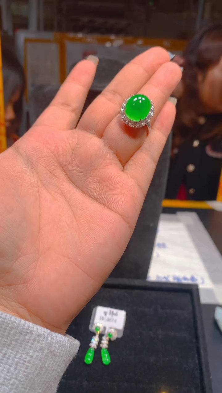 【闪购商品】定制翡翠18K金镶嵌67定制翡翠-多样性发货 {发其 一}