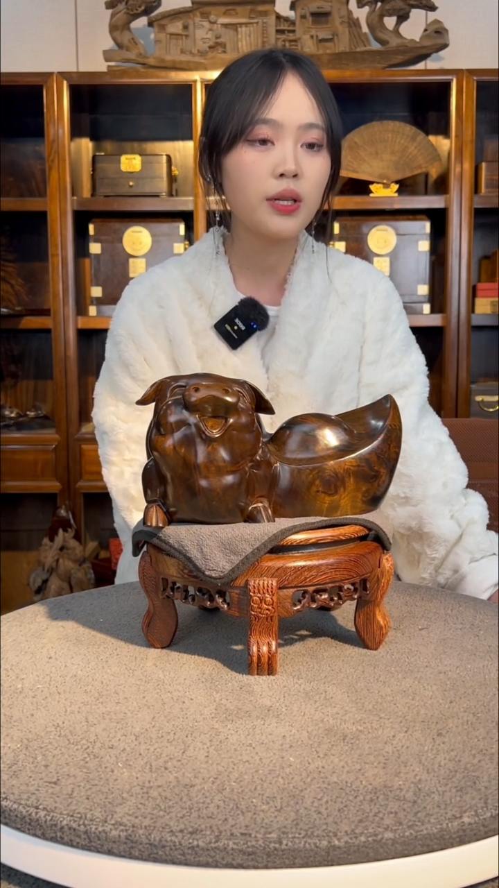 【闪购商品】金丝楠木雕元宝金猪