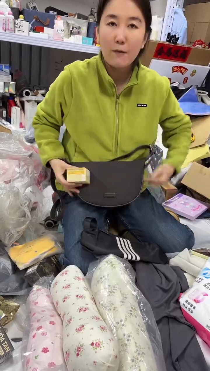 PVC点点小红心 没关注的关注一下主播 发两瓶黄芪霜