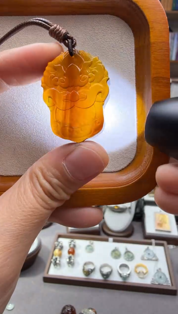 琥珀颈饰未镶嵌奶***子铠甲吊坠