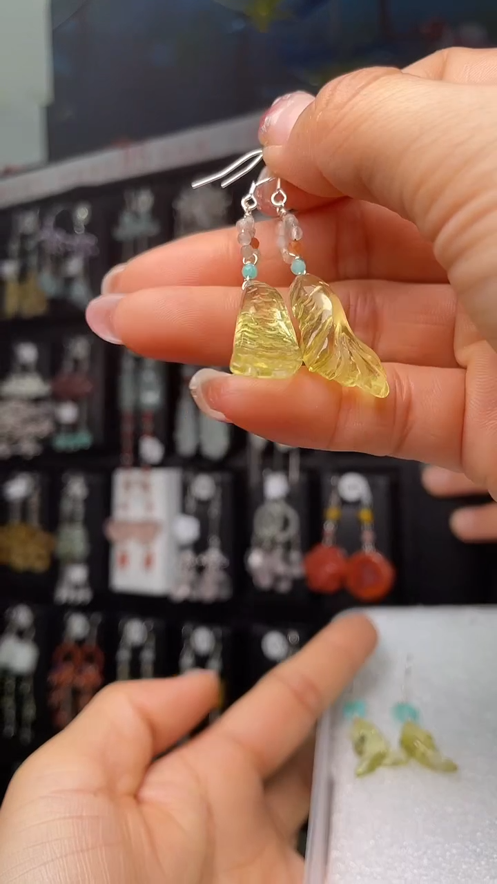 未镶嵌耳饰水晶于*间 于山间