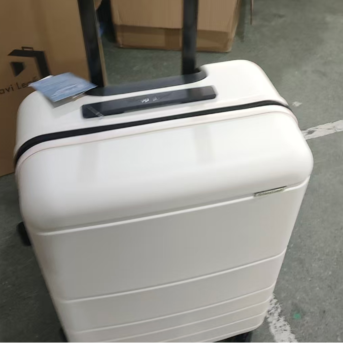 白色28寸行李箱拉杆箱