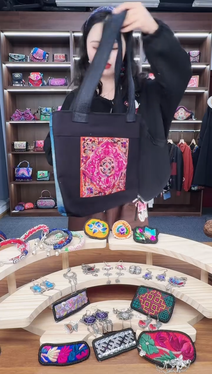 织绣A74蒙阿苏苗绣传承店