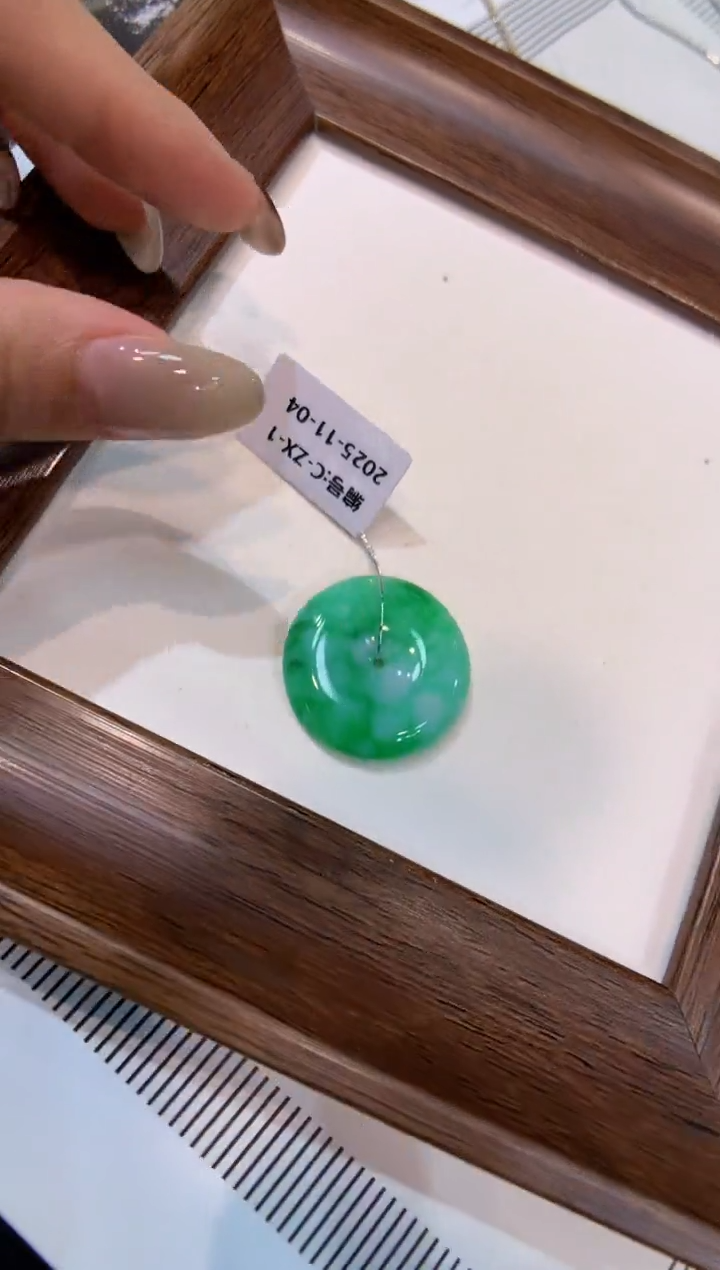 颈饰未镶嵌翡翠平安扣