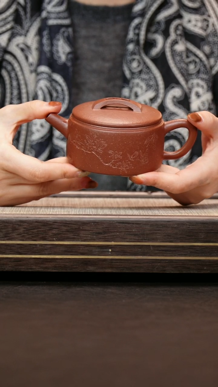 茶壶紫砂原矿红降坡 汉瓦 刻绘款