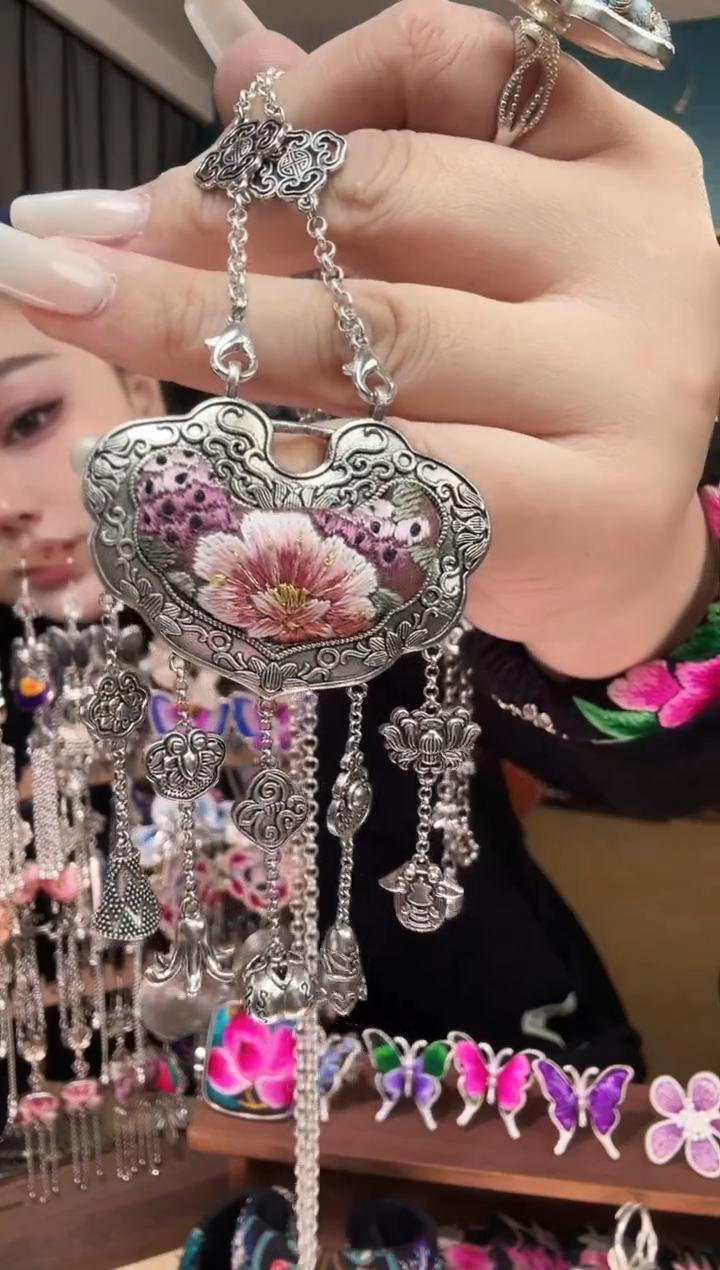 刺绣纯手工民族风刺绣吊坠