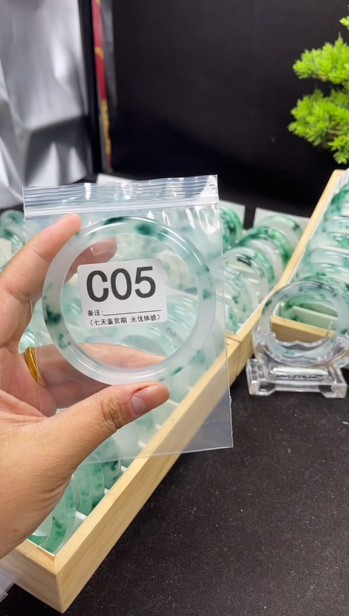 【闪购商品】石英岩玉手镯未镶嵌C05