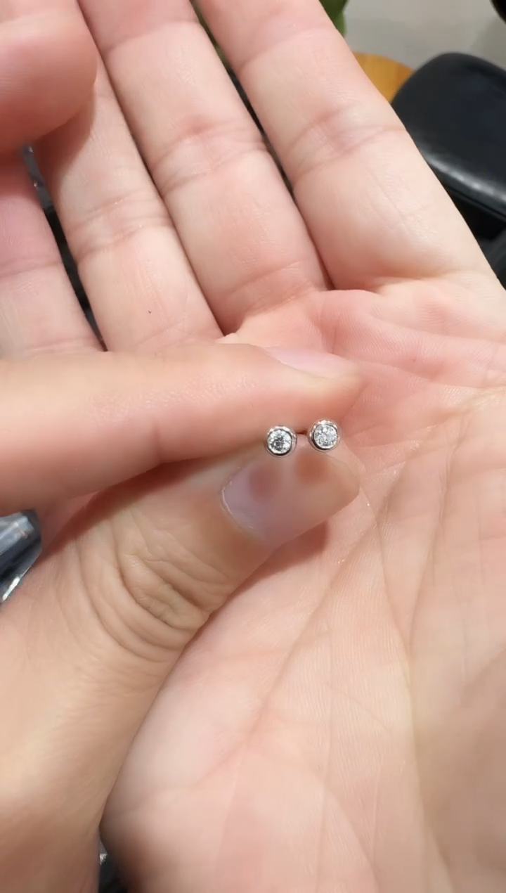 18K金镶嵌耳钉钻石25分k白泡泡耳钉