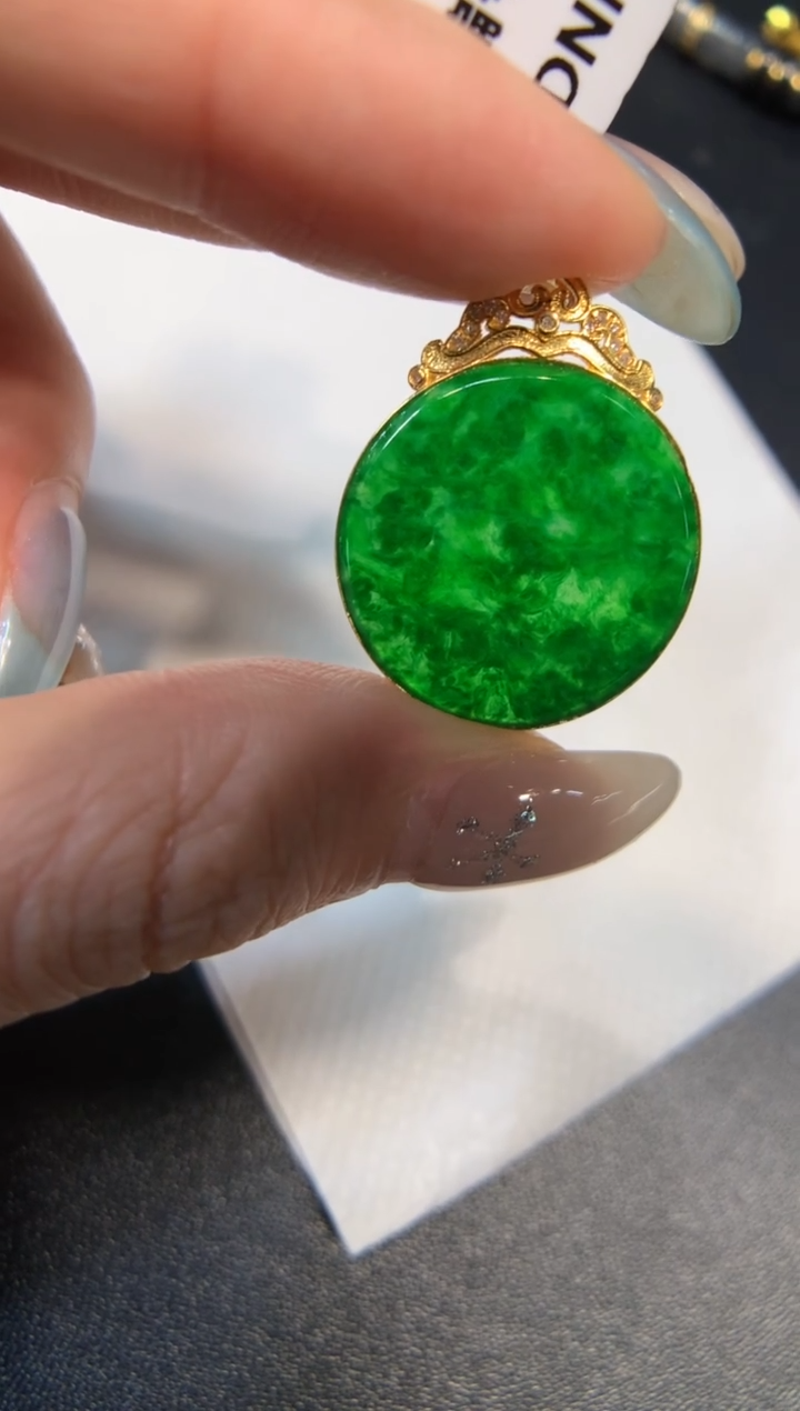 颈饰18K金镶嵌翡翠无事牌