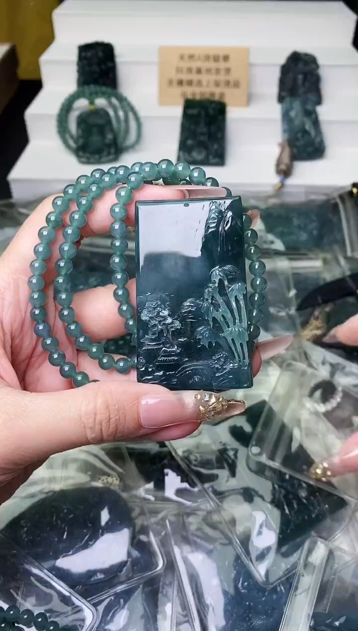 颈饰未镶嵌翡翠          