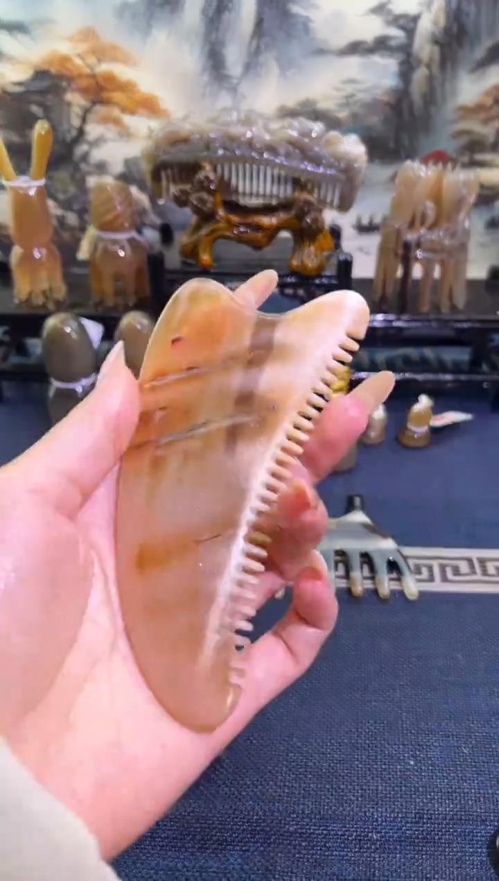 白水牛角刮板脸梳 