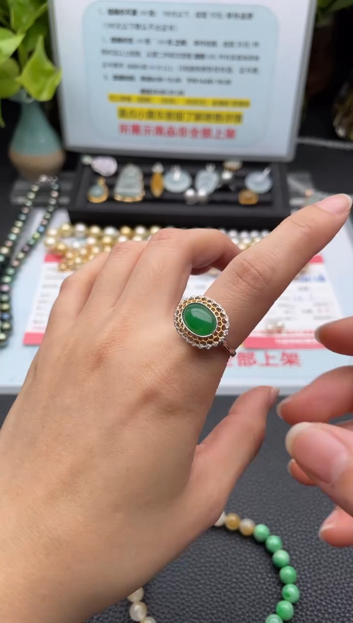 18K金镶嵌戒指翡翠戒指