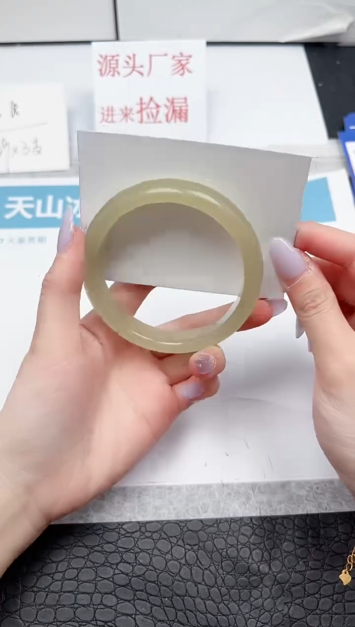 【闪购商品】石英质玉手镯未镶嵌A64-62