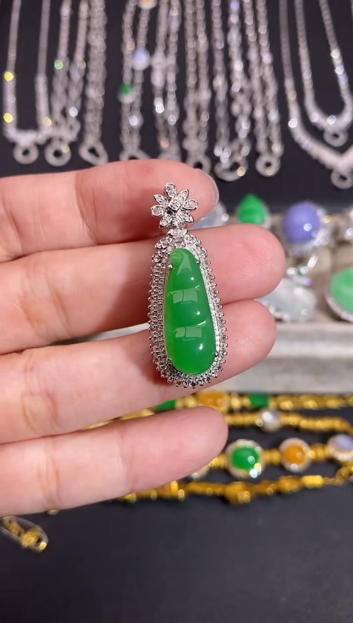 颈饰18K金镶嵌翡翠吊坠