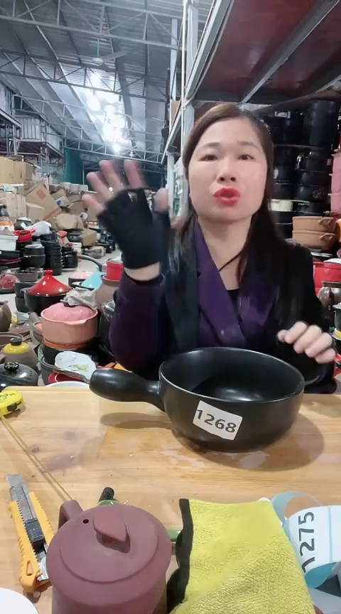 1268瑕疵黑色手把锅不带盖