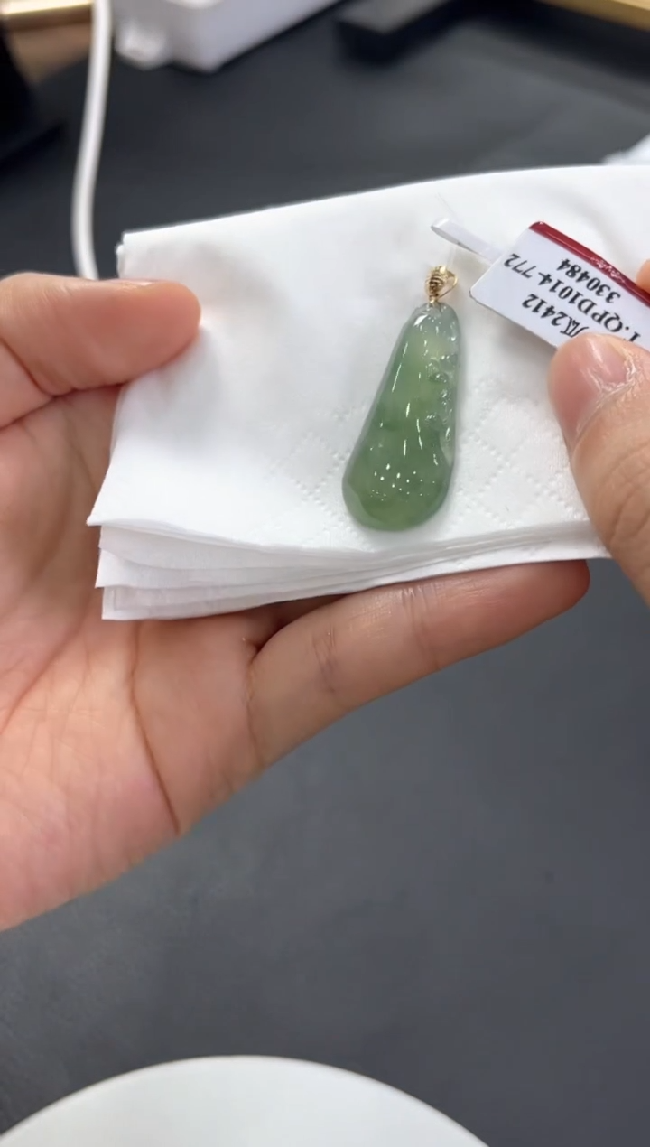 【闪购商品】翡翠挂件未镶嵌发一件YQYA46
