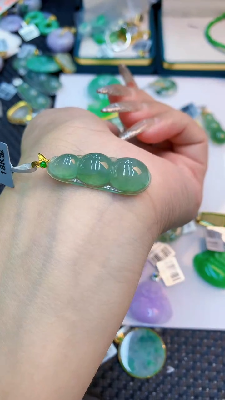 颈饰18K金镶嵌翡翠1